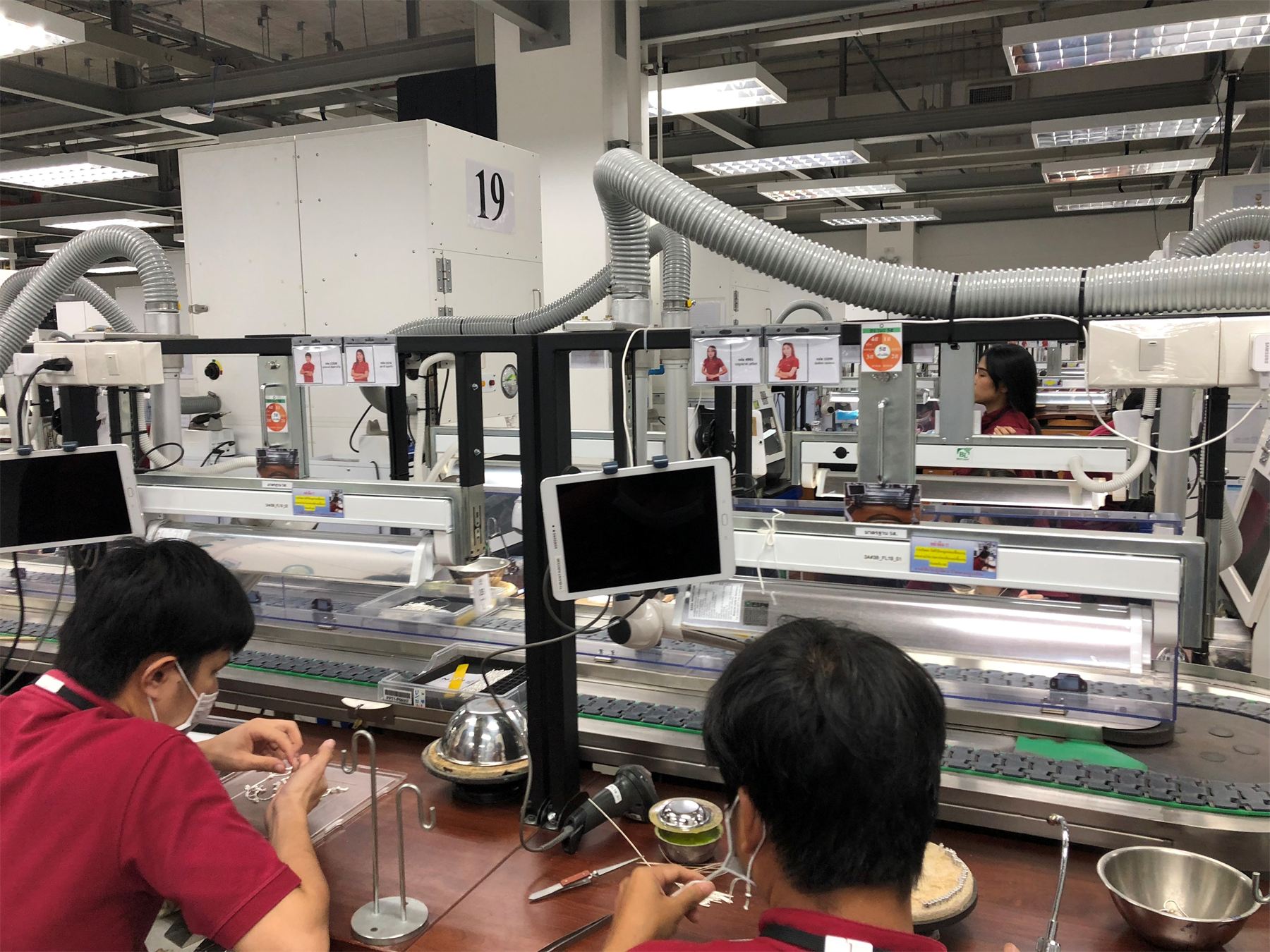 Workstations equipped with tablets for operator guidance