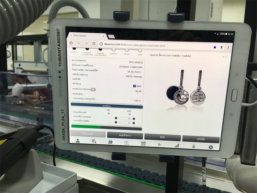 Tablet showing operator guidance mounted at a workstation